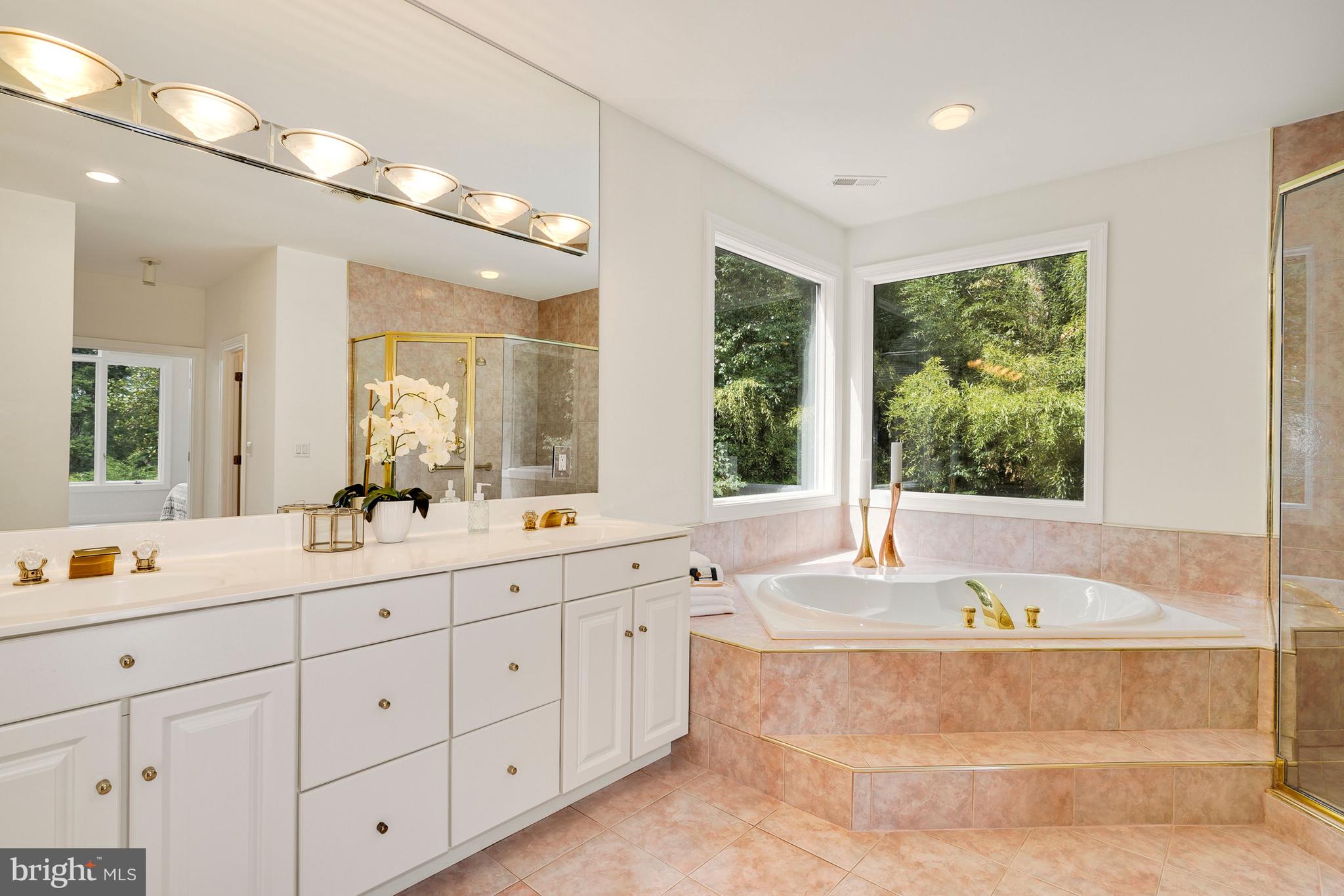 10121 Glen Road Potomac, MD 20854 - Photo 45 of 70 Large owner's bath