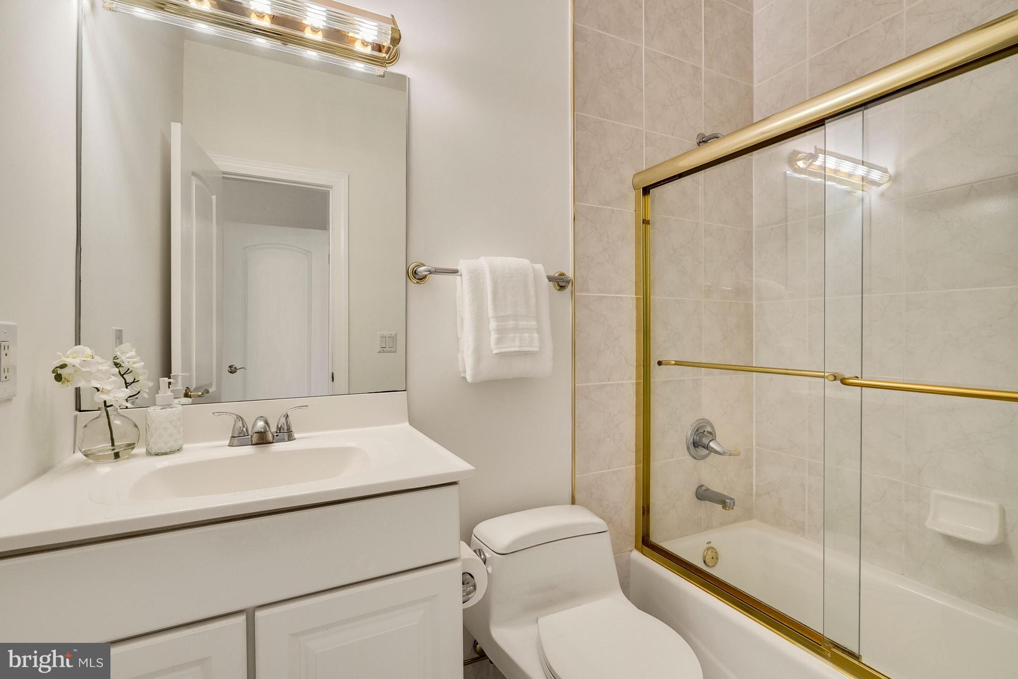 10121 Glen Road Potomac, MD 20854 - Photo 58 of 70 Bedroom 4 w/ Large vanity and shower/tub combo