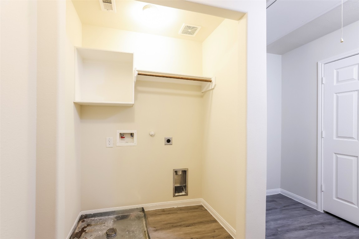 12330 Roy Mix Bohn Lane Houston, TX 77044 - Photo 16 of 17 a bathroom with a shower