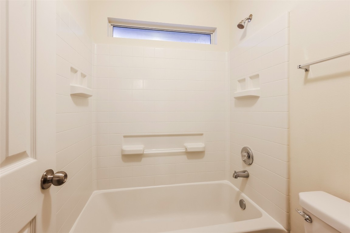 12330 Roy Mix Bohn Lane Houston, TX 77044 - Photo 17 of 17 a close up of a bathtub