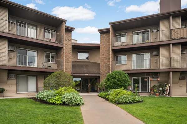 $179,900 | 3440 Golfview Drive, Unit 112, Eagan, MN 55123