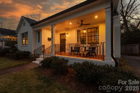 a view of a house with backyard and porch