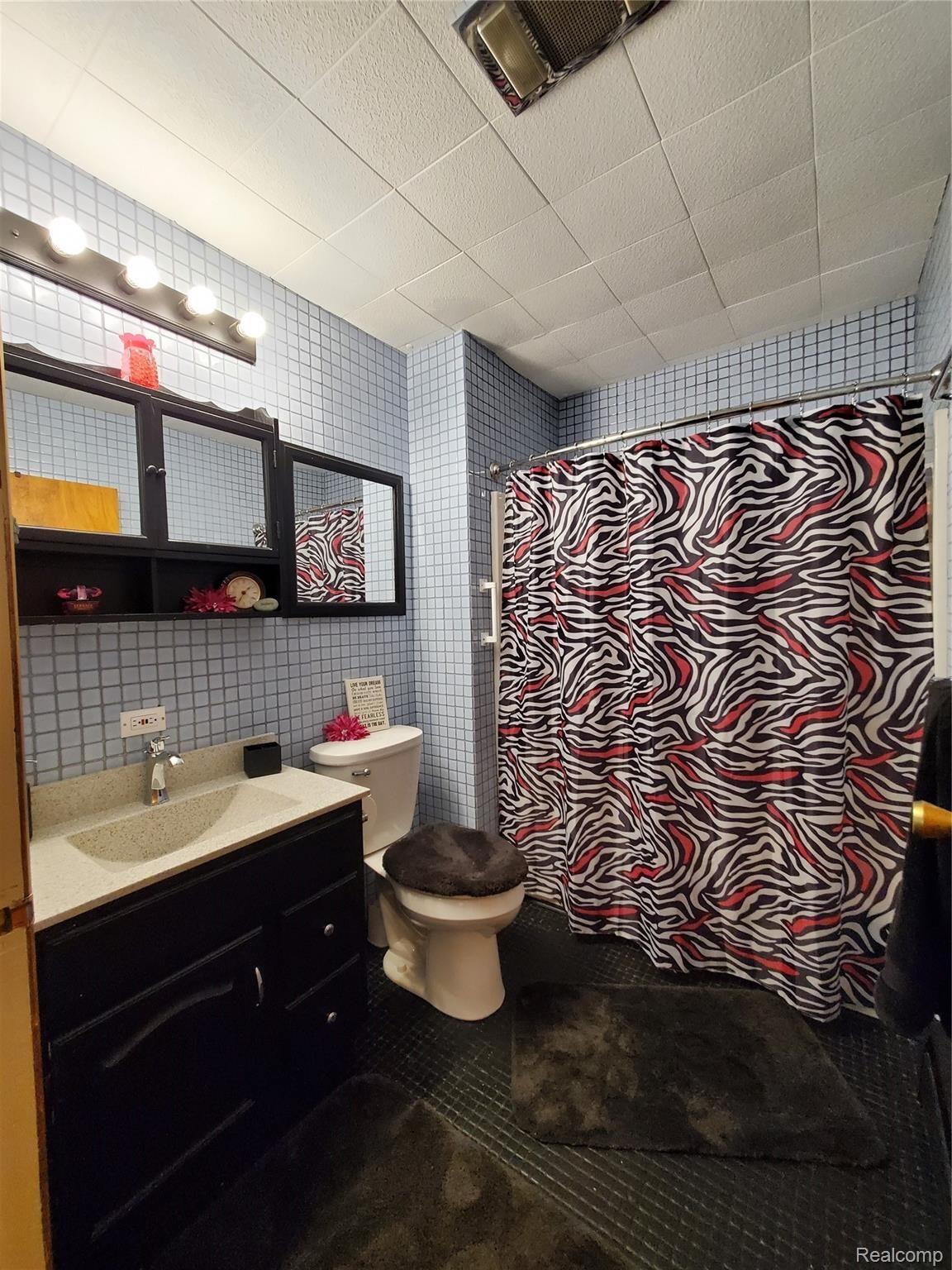 5141 North State Road Davison, MI 48423 - Photo 15 of 36 1st level bath room 1 - 5141 State Rd. Davison, MI (1)