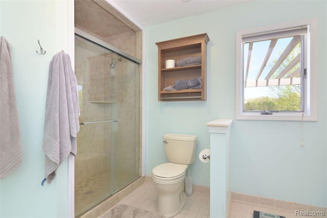 6415 Hogan Road Fenton, MI 48430 - Photo 28 of 72 Master bathroom
