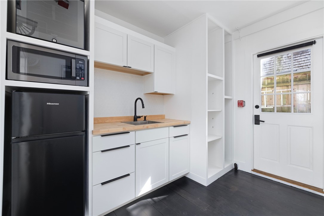 138 Spring Street, Unit 1 Newport, RI 02840 - Photo 22 of 26 Kitchenette