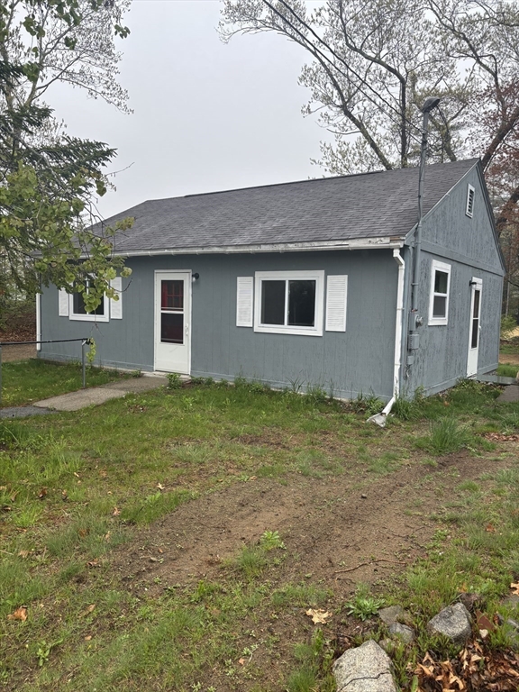 13 Dock Lane Salisbury, MA 01952 - Photo 14 of 23 a backyard of a house