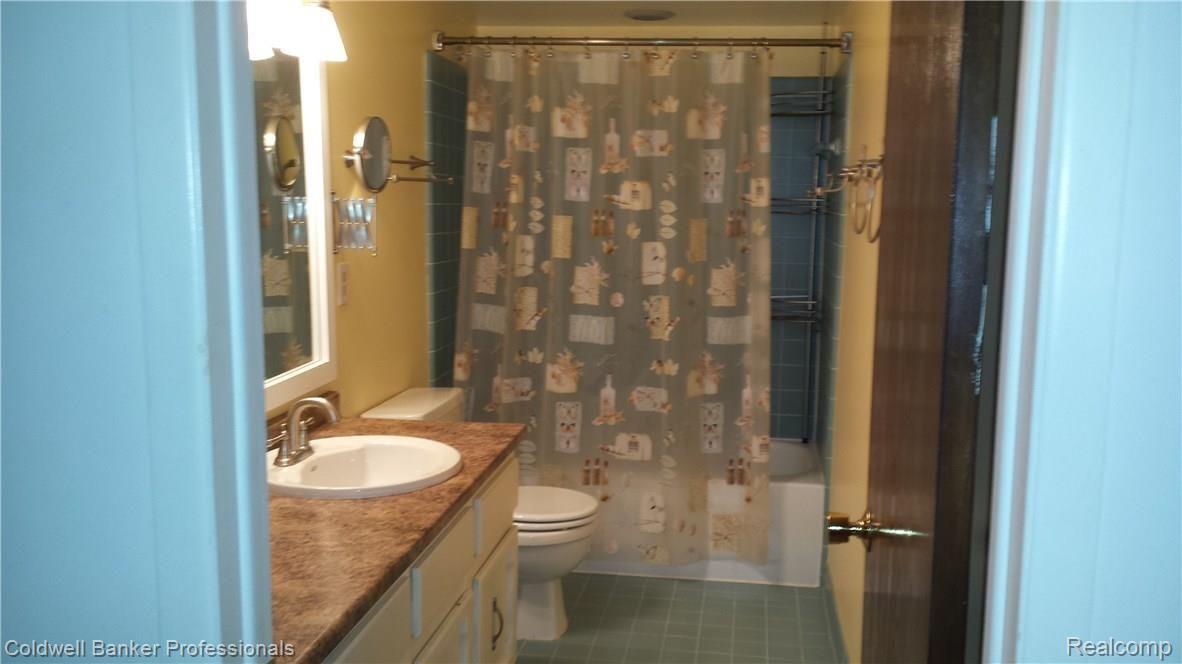 971 Downhill Lane Rochester, MI 48307 - Photo 16 of 33 20151115_151553.jpg