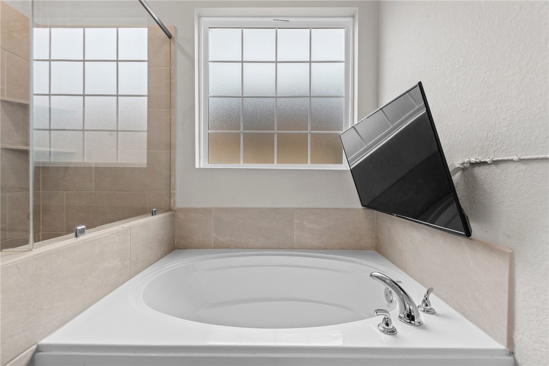 1906 Longmire Loop Temple, TX 76502 - Photo 18 of 32 a bathroom with a bathtub