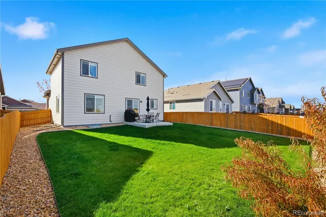 a view of a house with backyard