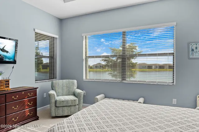 a en suite bathroom with a double vanity sink and a mirror