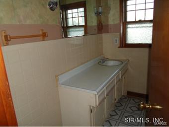 704 Central Kane, IL 62054 - Photo 7 of 9 Gallery Image 7