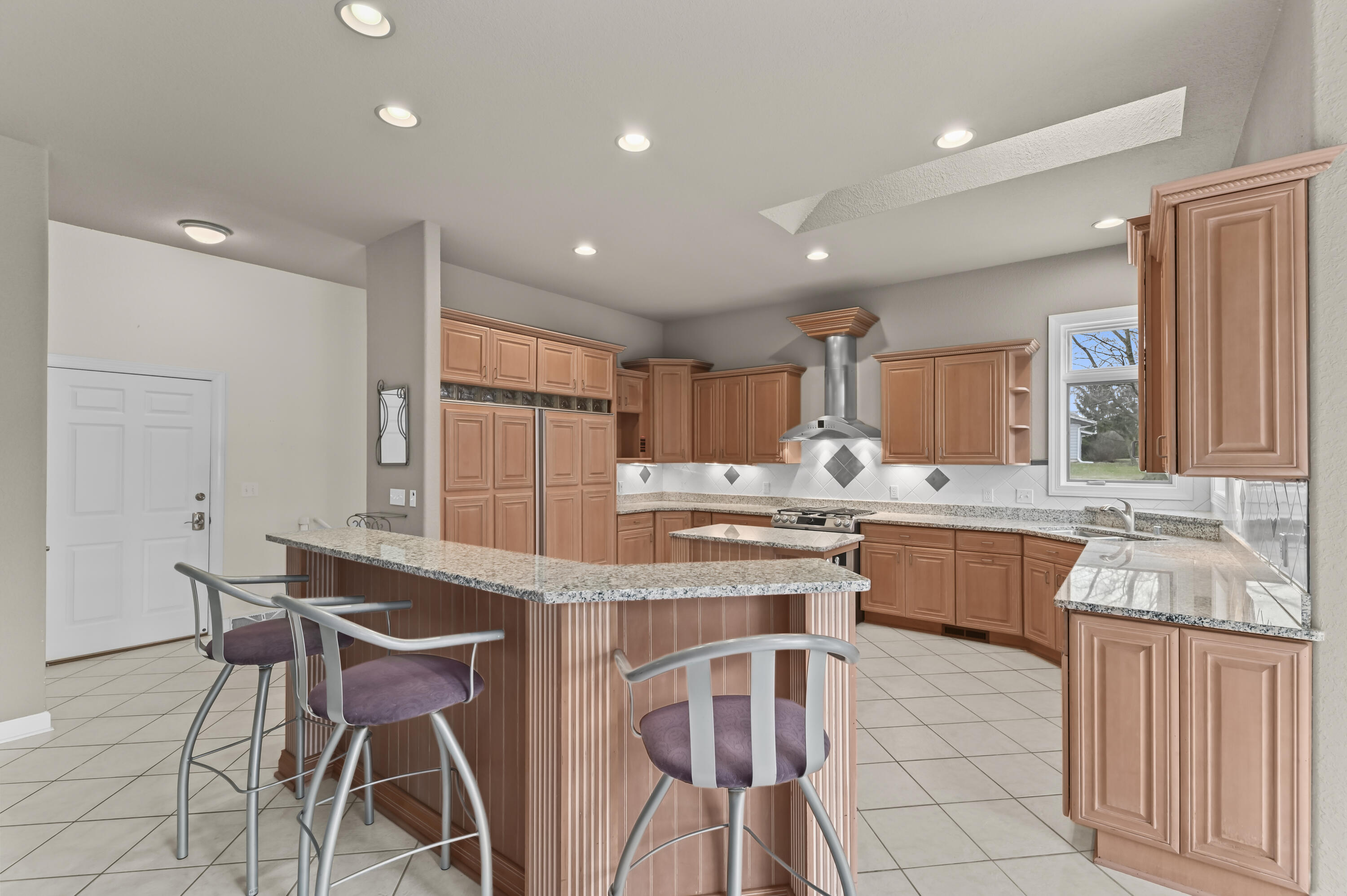 W226N3551 Wethersfield Road Pewaukee, WI 53072 - Photo 12 of 36 Breakfast Bar