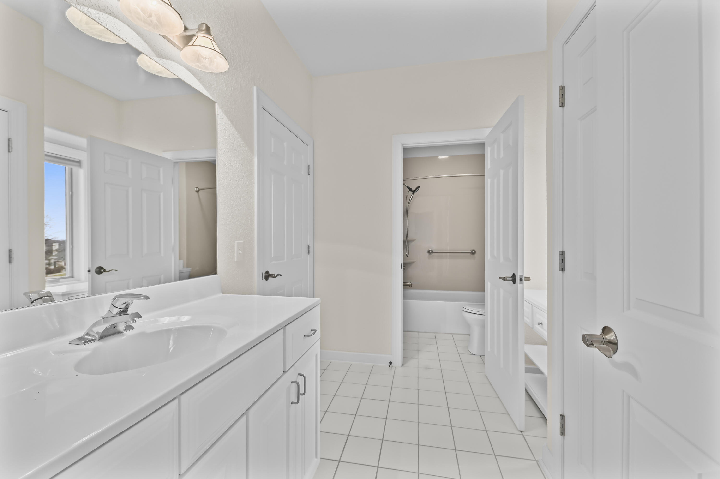 W226N3551 Wethersfield Road Pewaukee, WI 53072 - Photo 25 of 36 Jack N Jill Bath