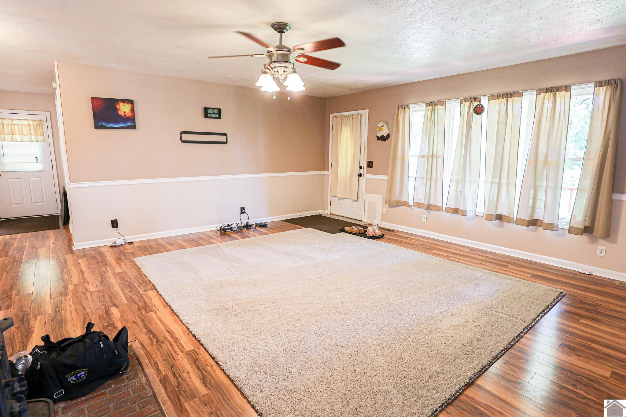 2733 Oak Level Elva Road Symsonia, KY 42082 - Photo 17 of 30 Living Room