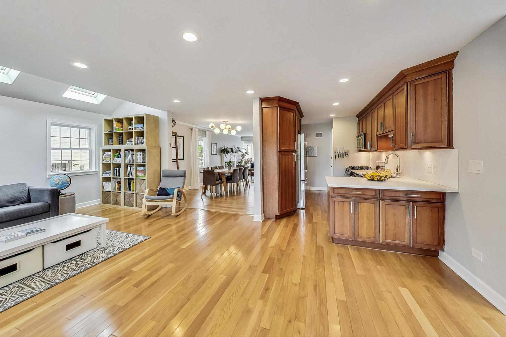 48 Williamsburg Road Evanston, IL 60203 - Photo 14 of 42 a living room with stainless steel appliances kitchen island granite countertop furniture and a wooden floors