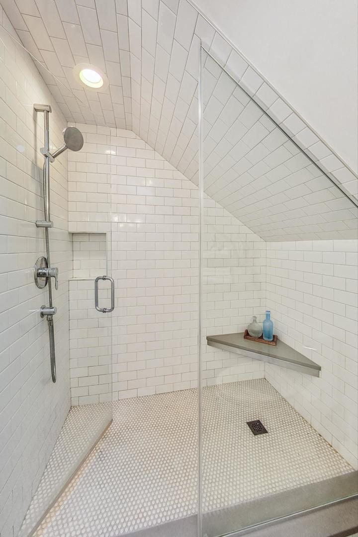 48 Williamsburg Road Evanston, IL 60203 - Photo 20 of 42 a bathroom with a shower
