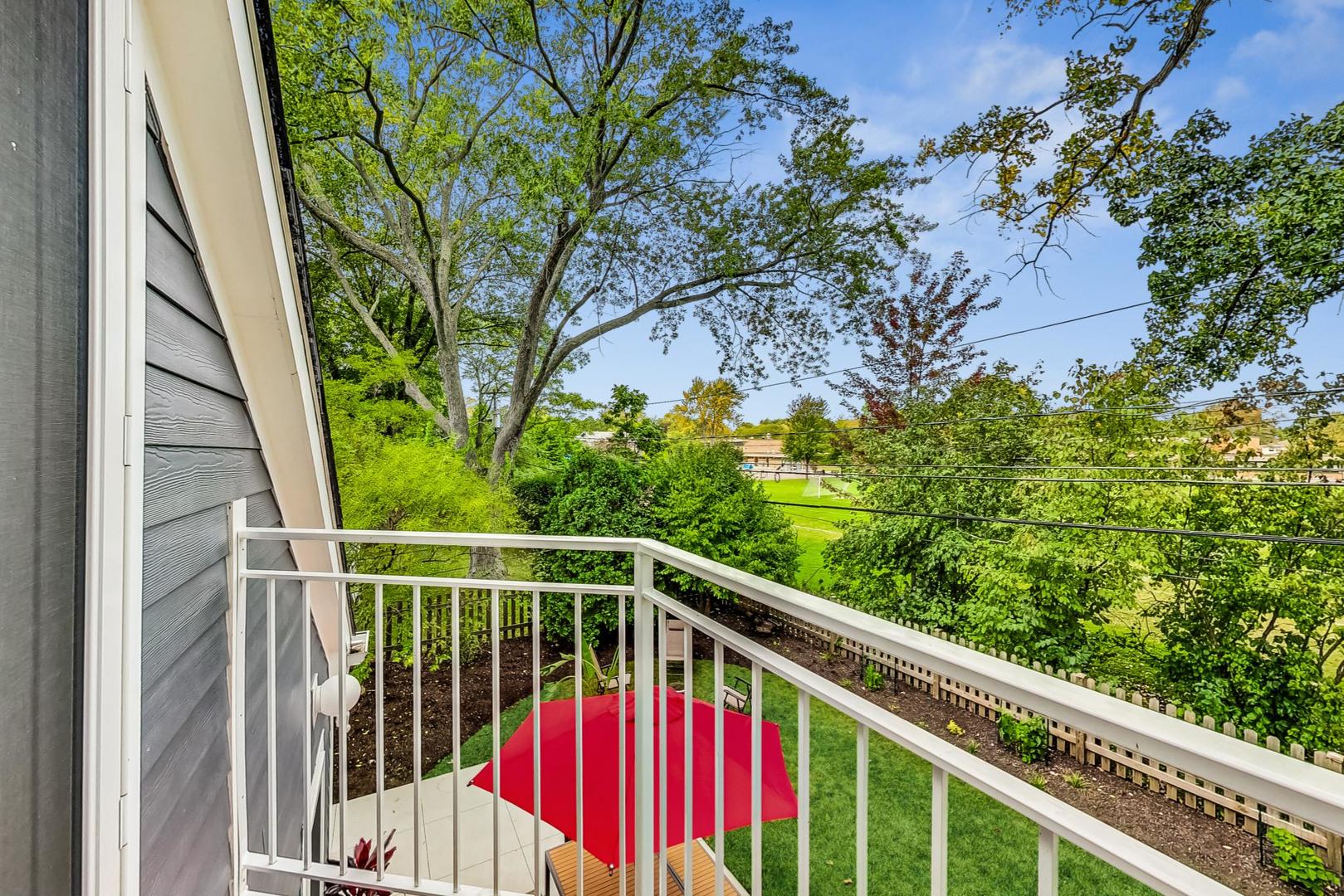 48 Williamsburg Road Evanston, IL 60203 - Photo 21 of 42 a view of balcony with small garden