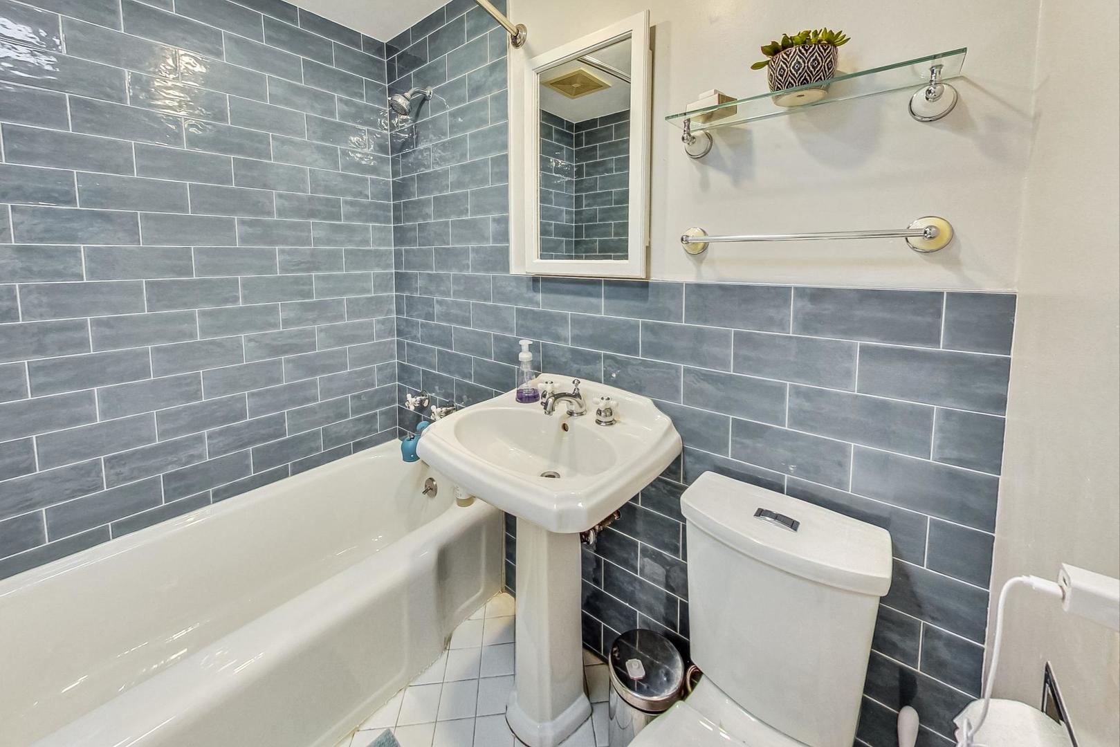 48 Williamsburg Road Evanston, IL 60203 - Photo 29 of 42 a bathroom with a sink a toilet and bathtub