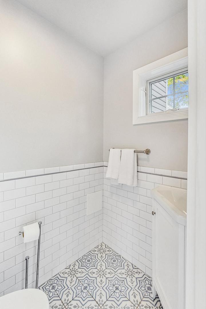 48 Williamsburg Road Evanston, IL 60203 - Photo 30 of 42 a bathroom with a toilet