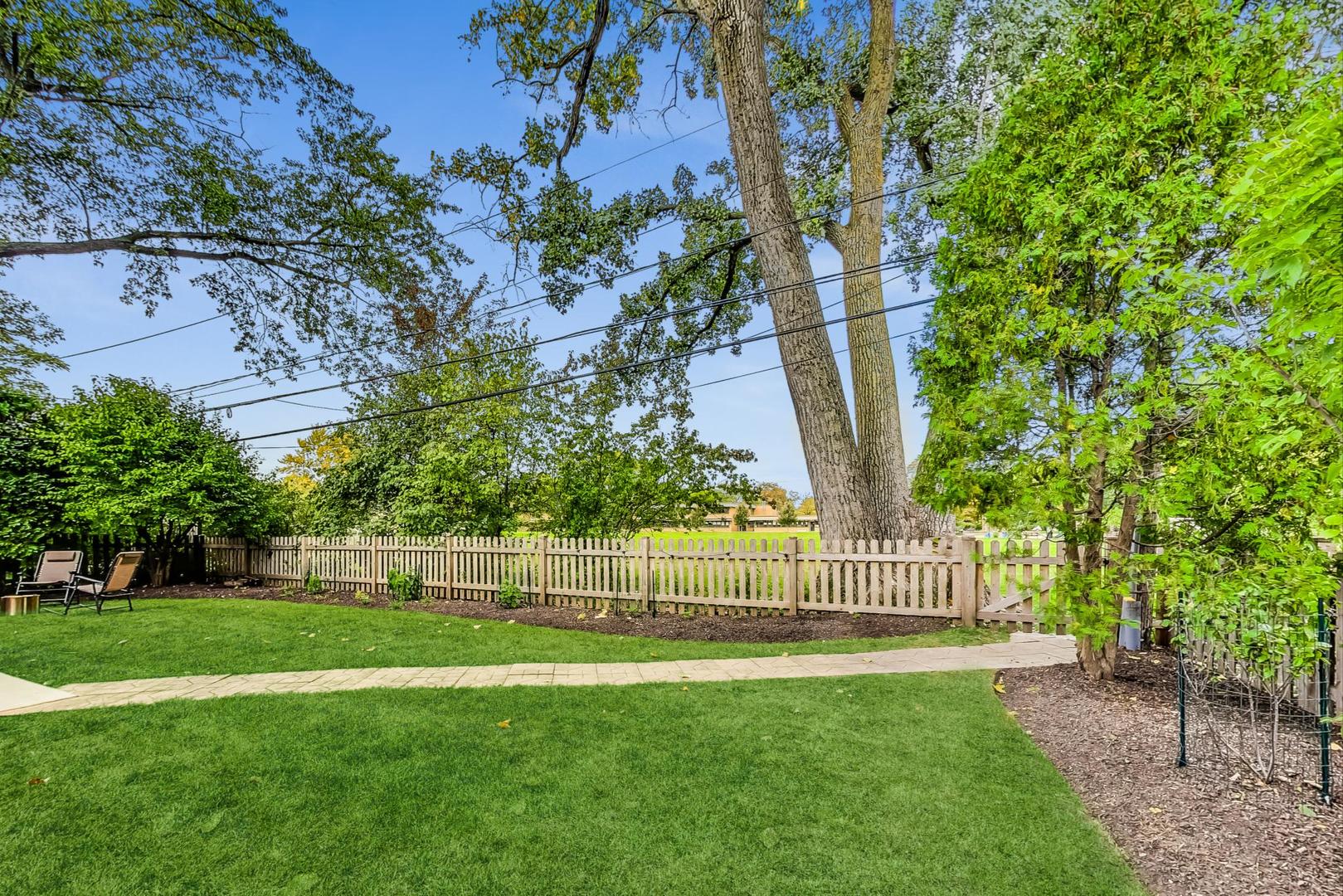 48 Williamsburg Road Evanston, IL 60203 - Photo 36 of 42 a view of a garden with a small yard