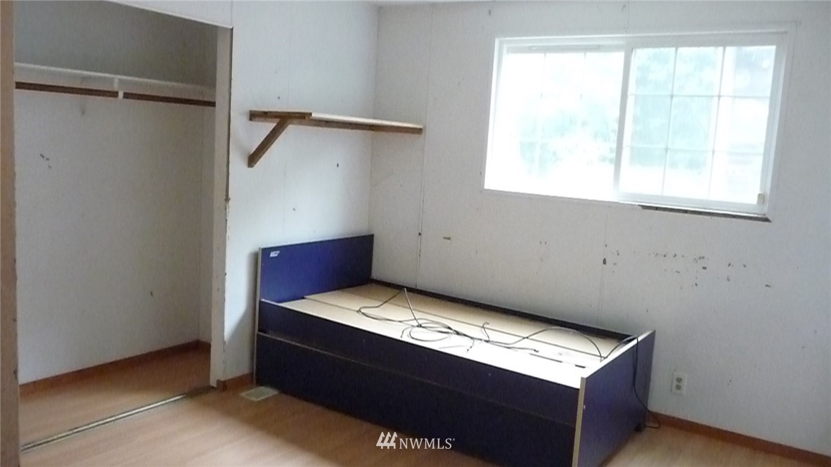 181 Head Gate Road Sequim, WA 98382 - Photo 11 of 18 a view of room with window and a ceiling fan