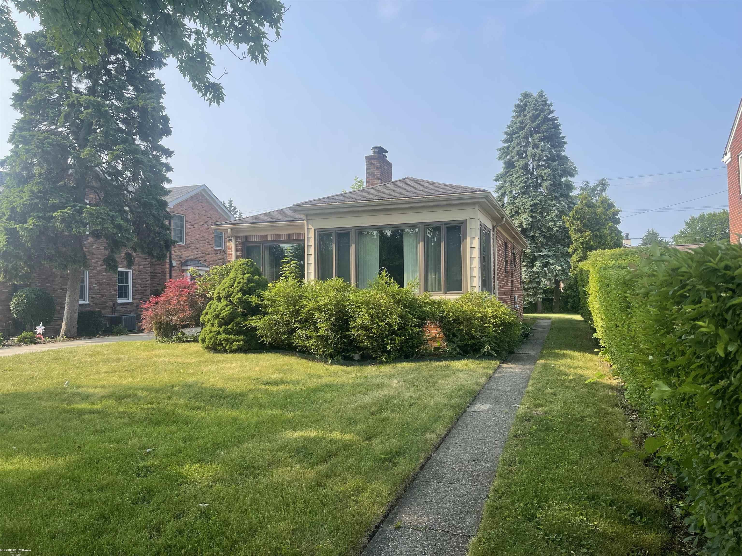 69 Vernier Road Grosse Pointe, MI 48236 - Photo 2 of 20 50116008-1.JPG