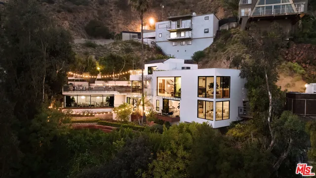 $6,900,000 | 8650 Franklin Avenue, Los Angeles, CA 90069