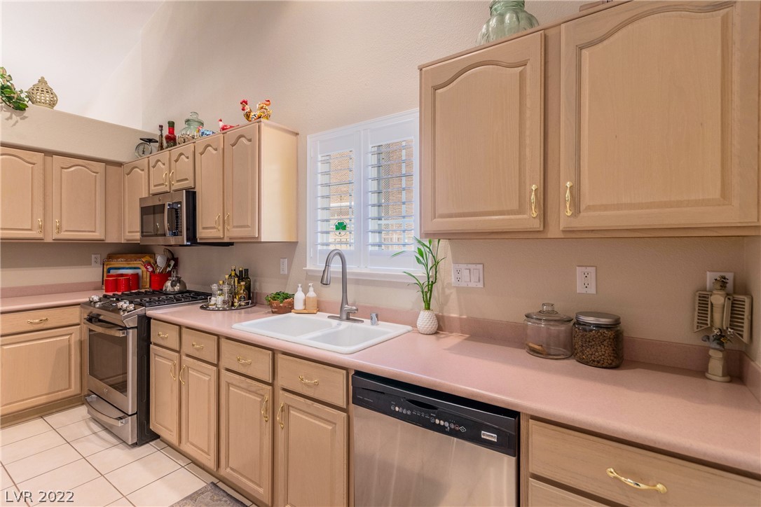 5225 Rim View Lane Las Vegas, NV 89130 - Photo 6 of 43 Gallery Image 6