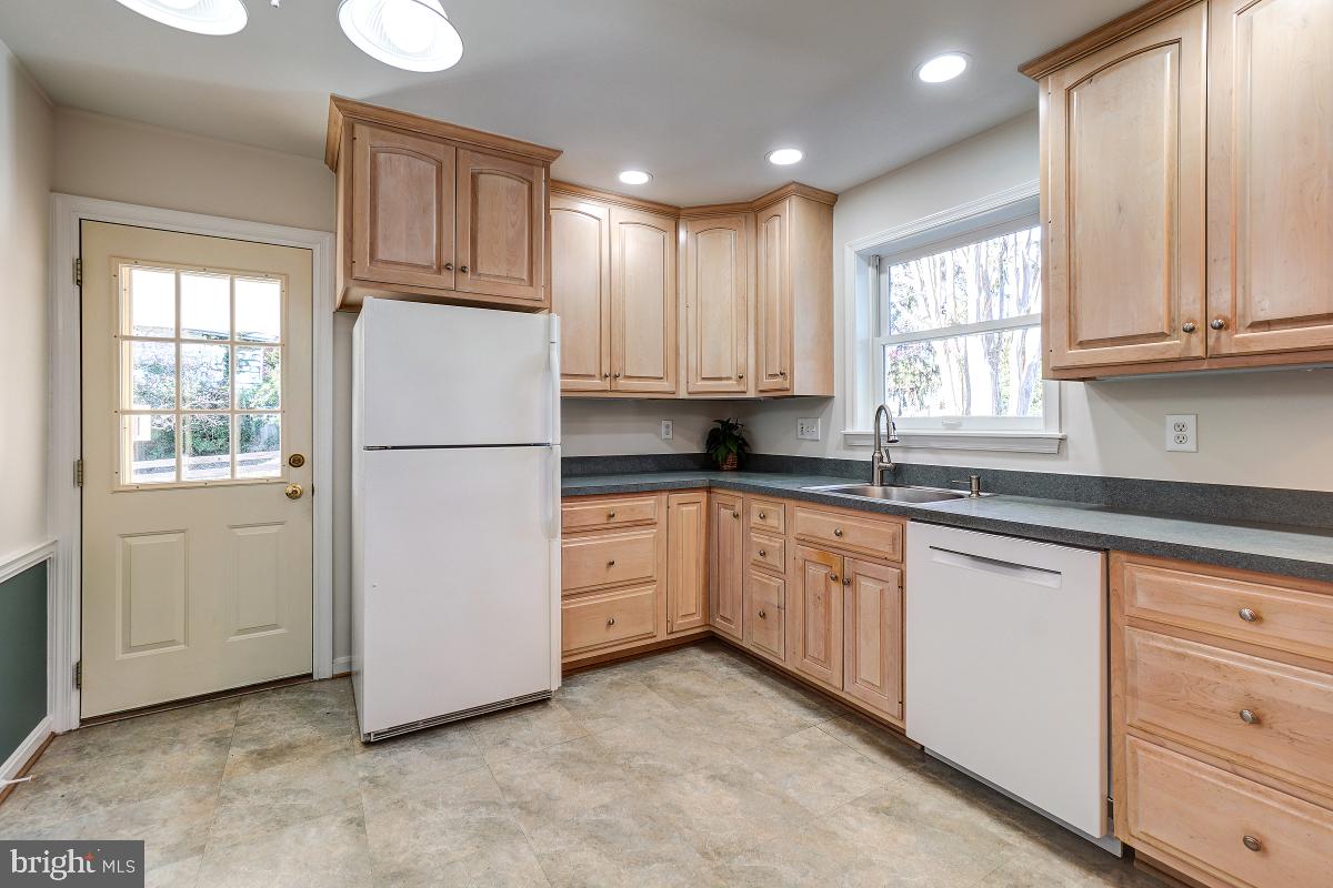 3913 Springarden Street Olney, MD 20832 - Photo 11 of 32