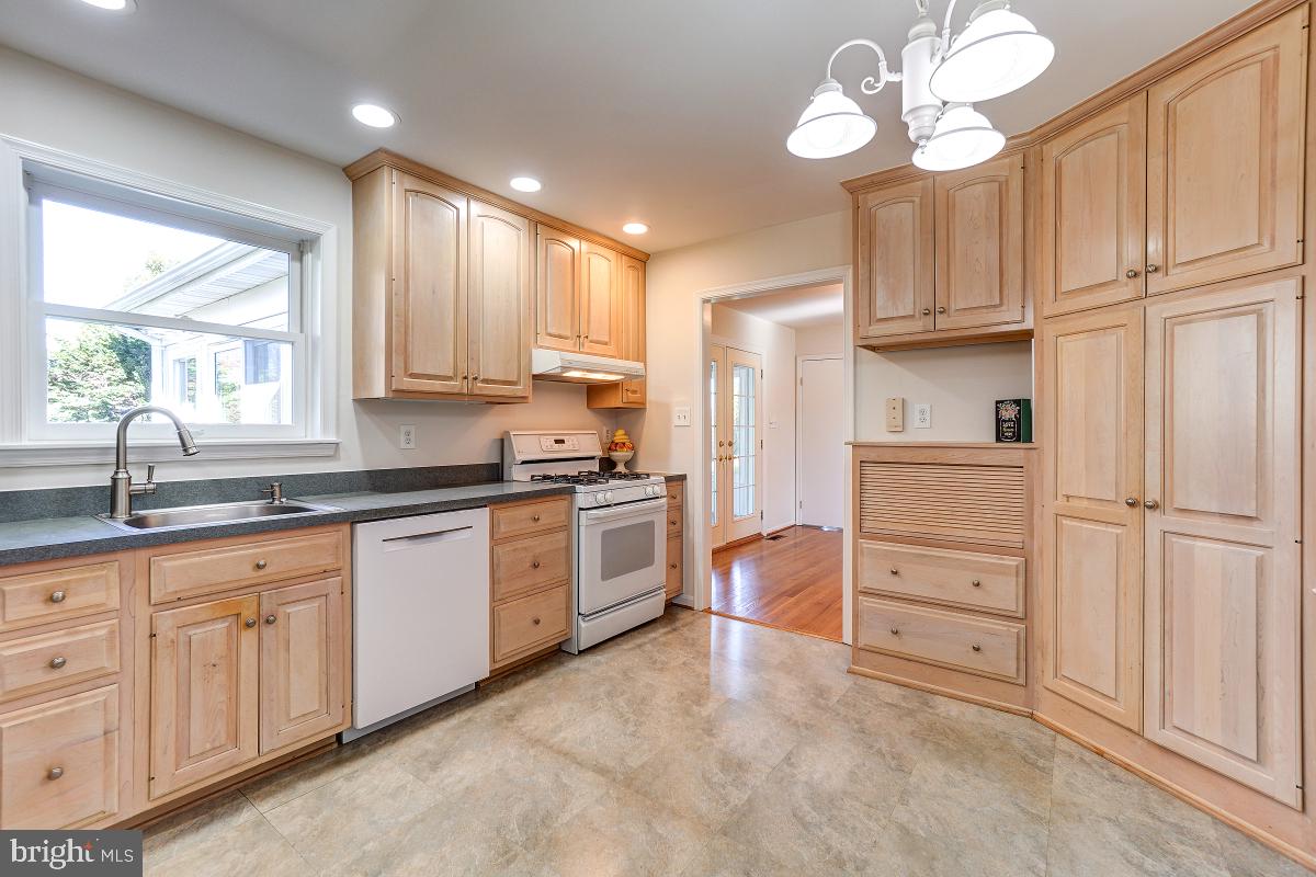 3913 Springarden Street Olney, MD 20832 - Photo 12 of 32