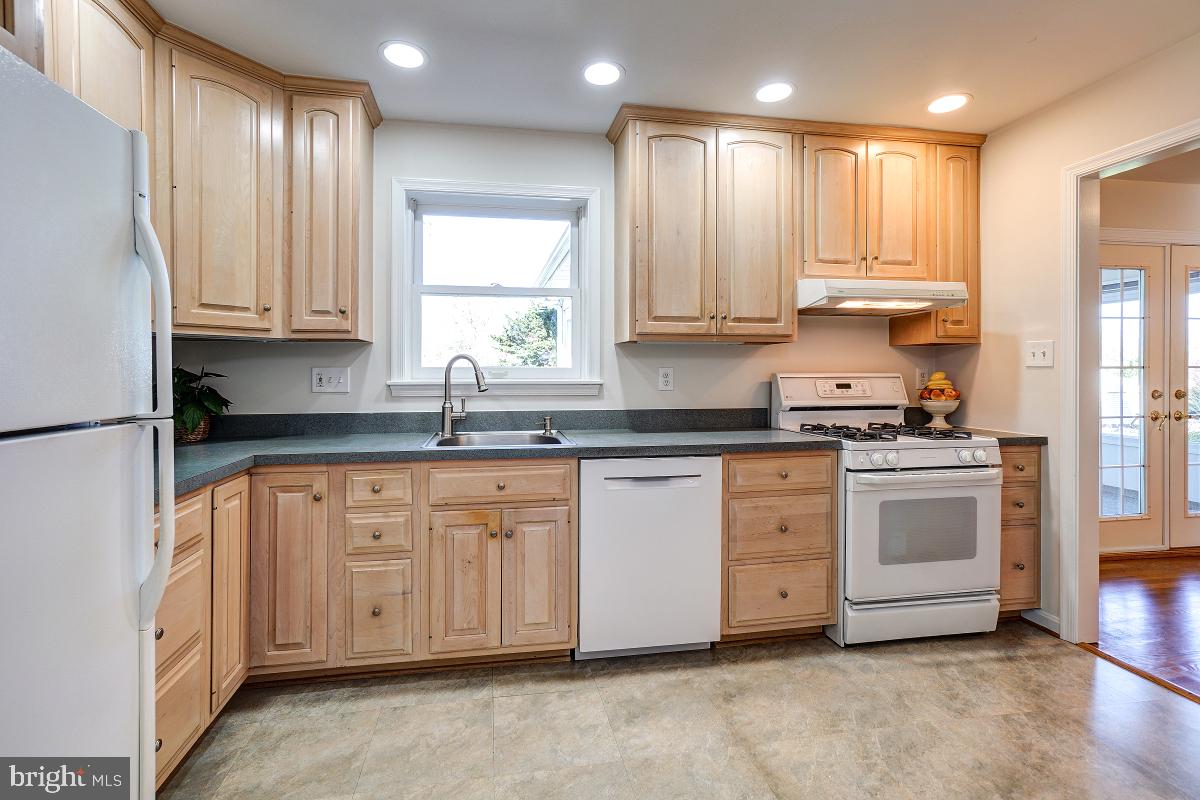 3913 Springarden Street Olney, MD 20832 - Photo 13 of 32