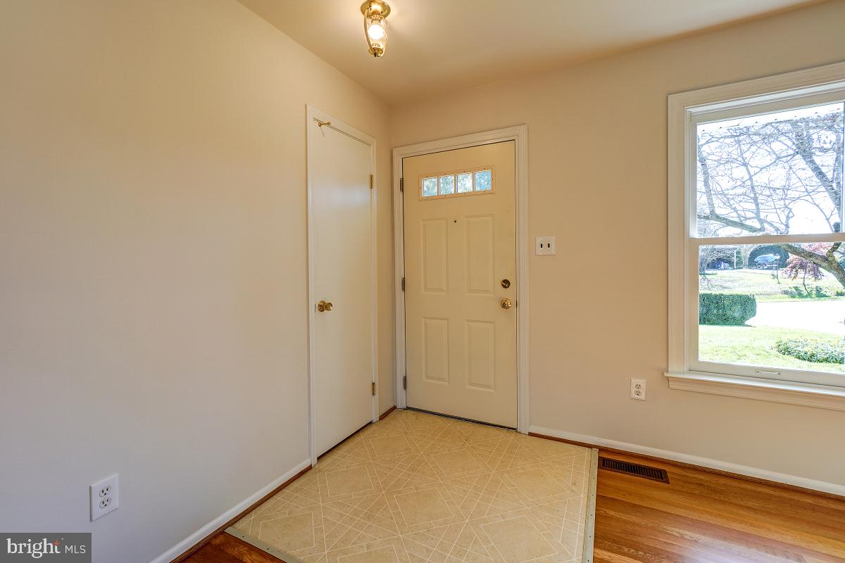 3913 Springarden Street Olney, MD 20832 - Photo 7 of 32