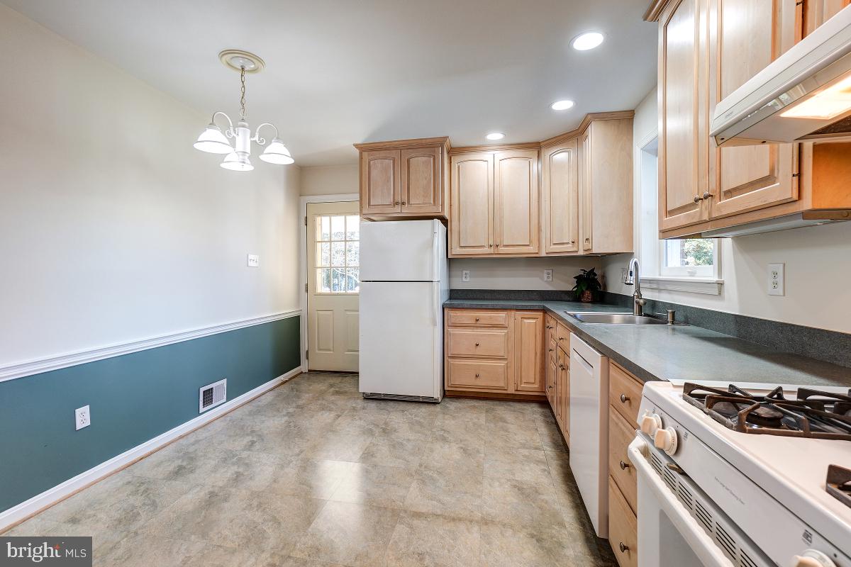 3913 Springarden Street Olney, MD 20832 - Photo 10 of 32