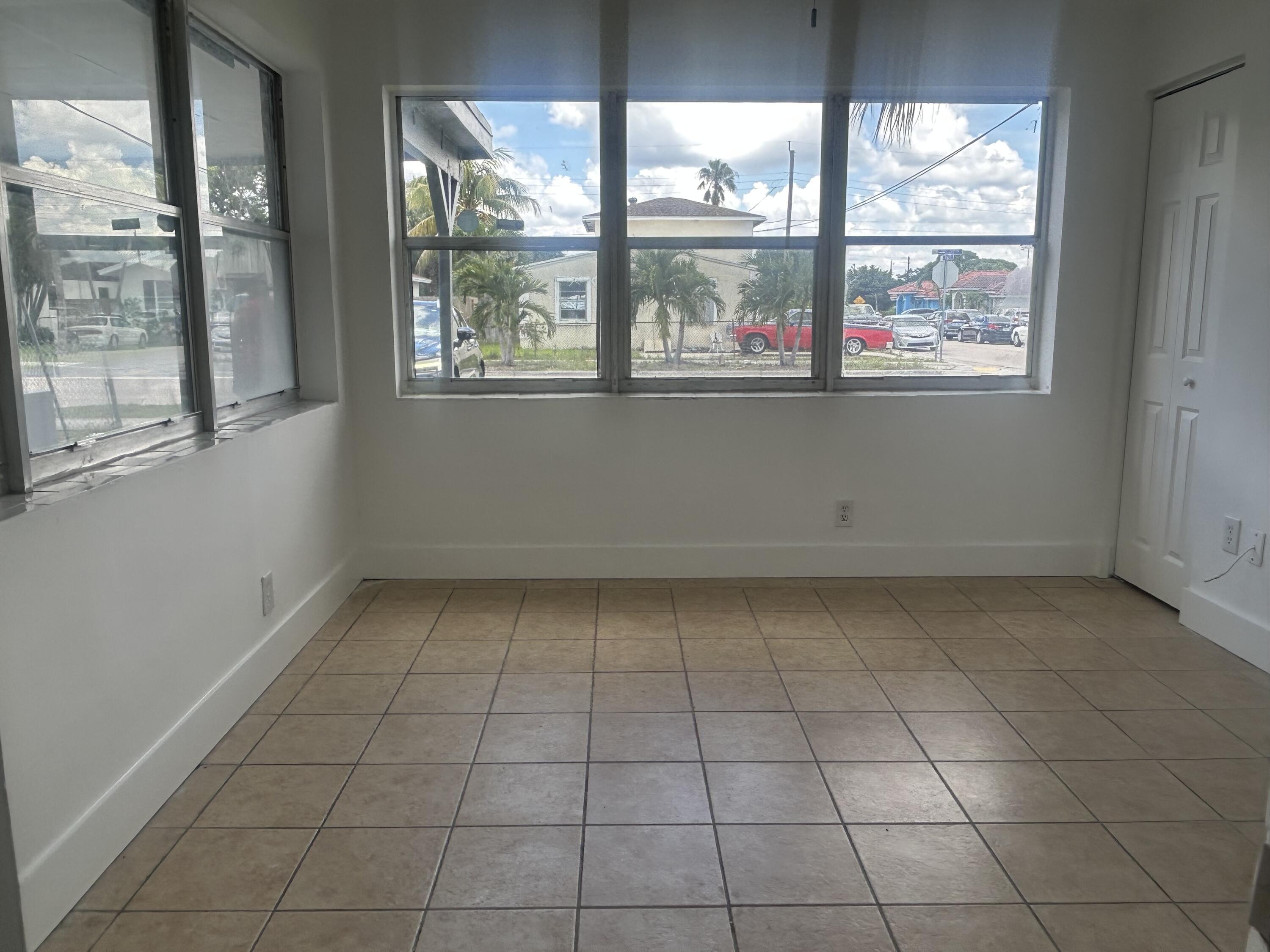 1528 Avenue South Riviera Beach, FL 33404 - Photo 2 of 9 Room