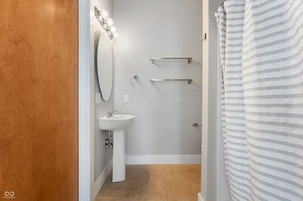 $2,050 | 721 East North Street, Unit 1C, Indianapolis, IN 46202