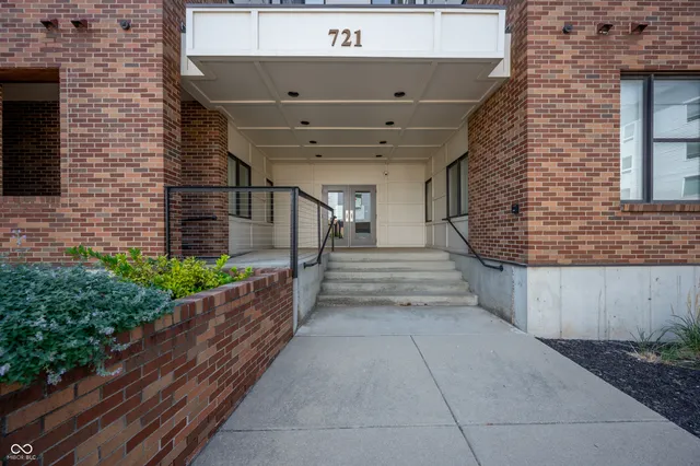 $2,300 | 721 East North Street, Unit 1C, Indianapolis, IN 46202