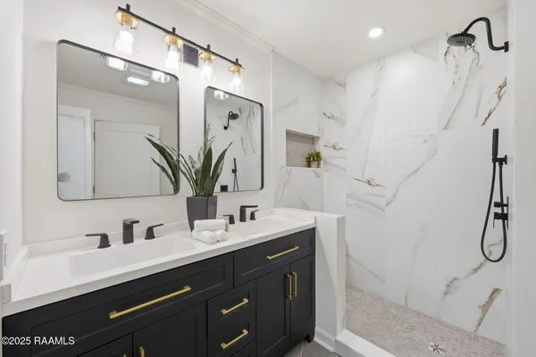 $209,900 | 610 North Adams Avenue, Rayne, LA 70578