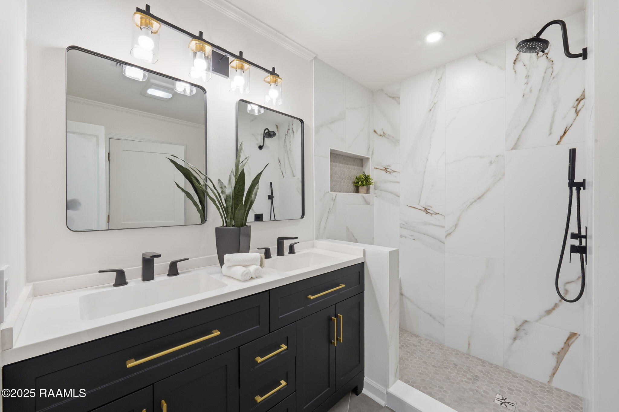 610 North Adams Avenue Rayne, LA 70578 - Photo 18 of 25 Primary Bath