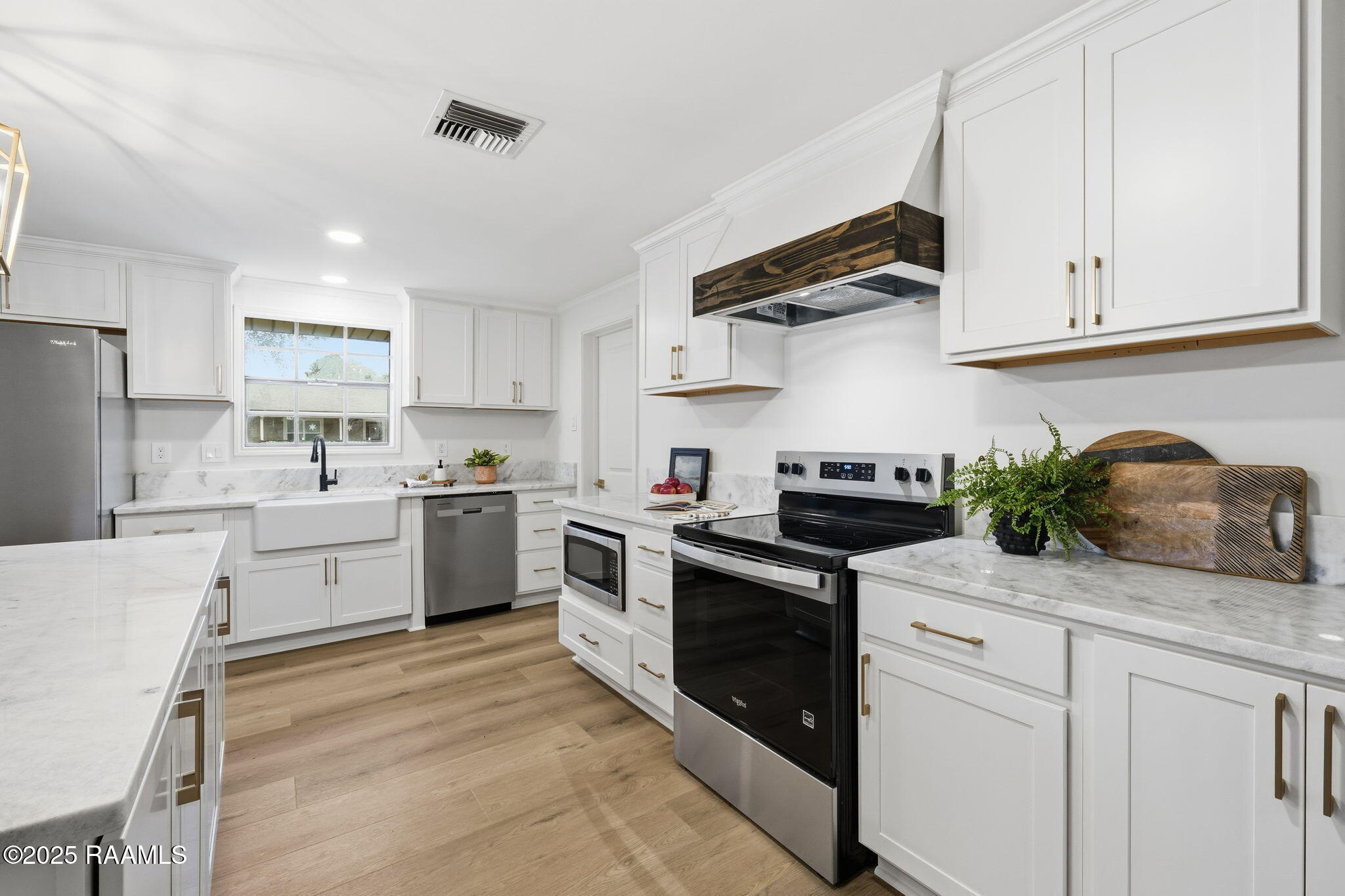 610 North Adams Avenue Rayne, LA 70578 - Photo 10 of 25 Kitchen