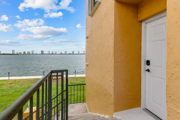 $4,500 | 1060 Lake Shore Drive, Unit 201, West Palm Beach, FL 33403