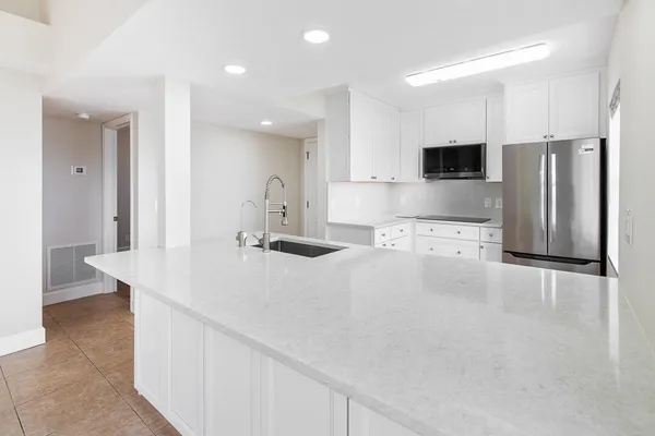 $4,500 | 1060 Lake Shore Drive, Unit 201, West Palm Beach, FL 33403