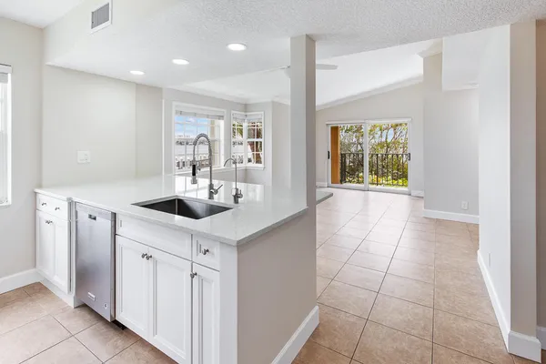 $4,500 | 1060 Lake Shore Drive, Unit 201, West Palm Beach, FL 33403