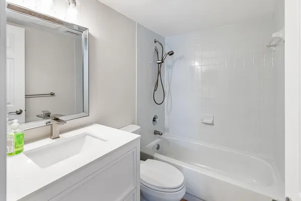 $4,500 | 1060 Lake Shore Drive, Unit 201, West Palm Beach, FL 33403