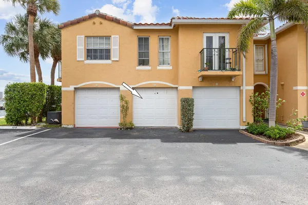 $4,500 | 1060 Lake Shore Drive, Unit 201, West Palm Beach, FL 33403