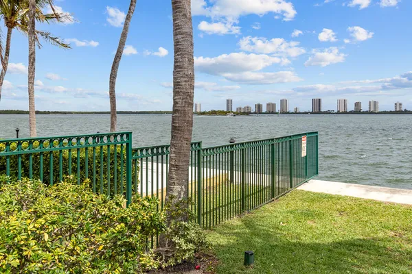 $4,500 | 1060 Lake Shore Drive, Unit 201, West Palm Beach, FL 33403