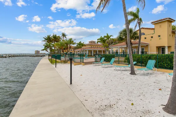 $4,500 | 1060 Lake Shore Drive, Unit 201, West Palm Beach, FL 33403