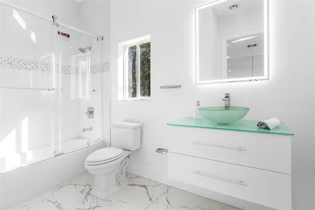 a view of a livingroom with a ceiling fan