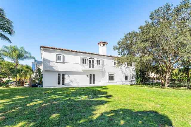 a view of yard with green space