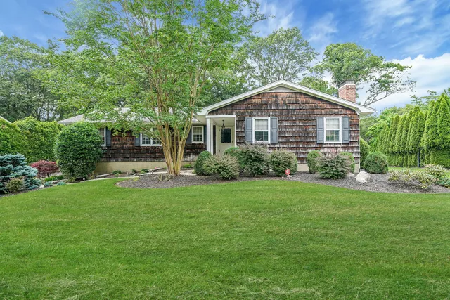 $899,998 | 30 Twixt Hills Road, St. James, NY 11780