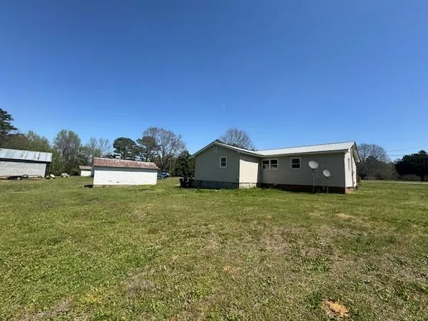 a view of a house with backyard